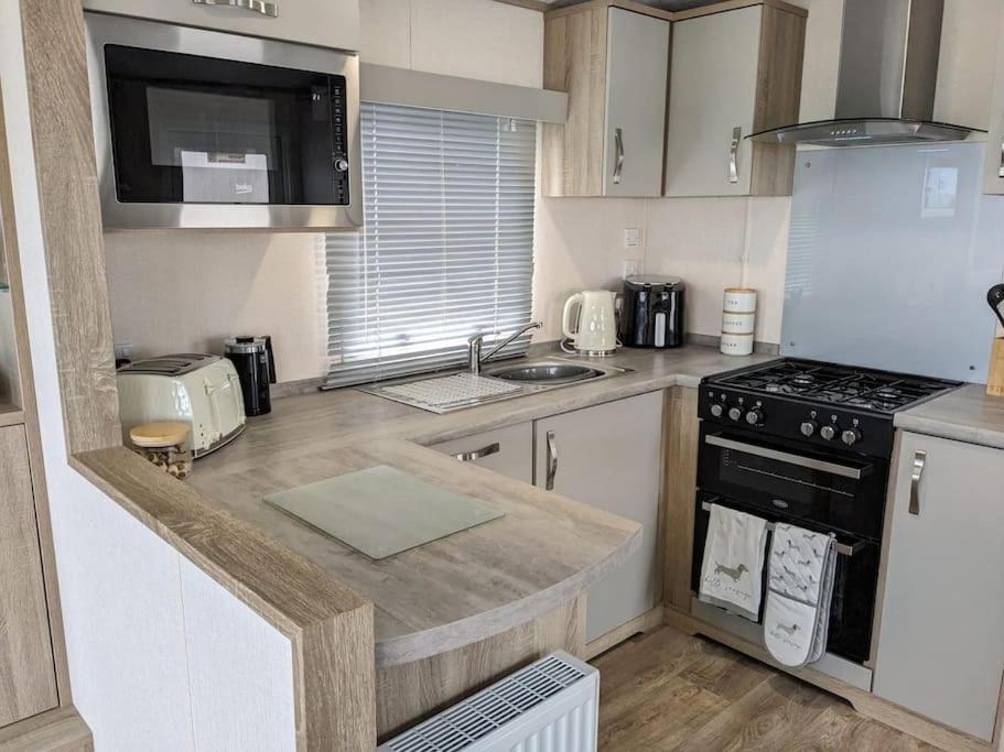 Beautiful Pet Friendly Southerness Caravan With Sea View & Decking Area Mainsriddle Kültér fotó