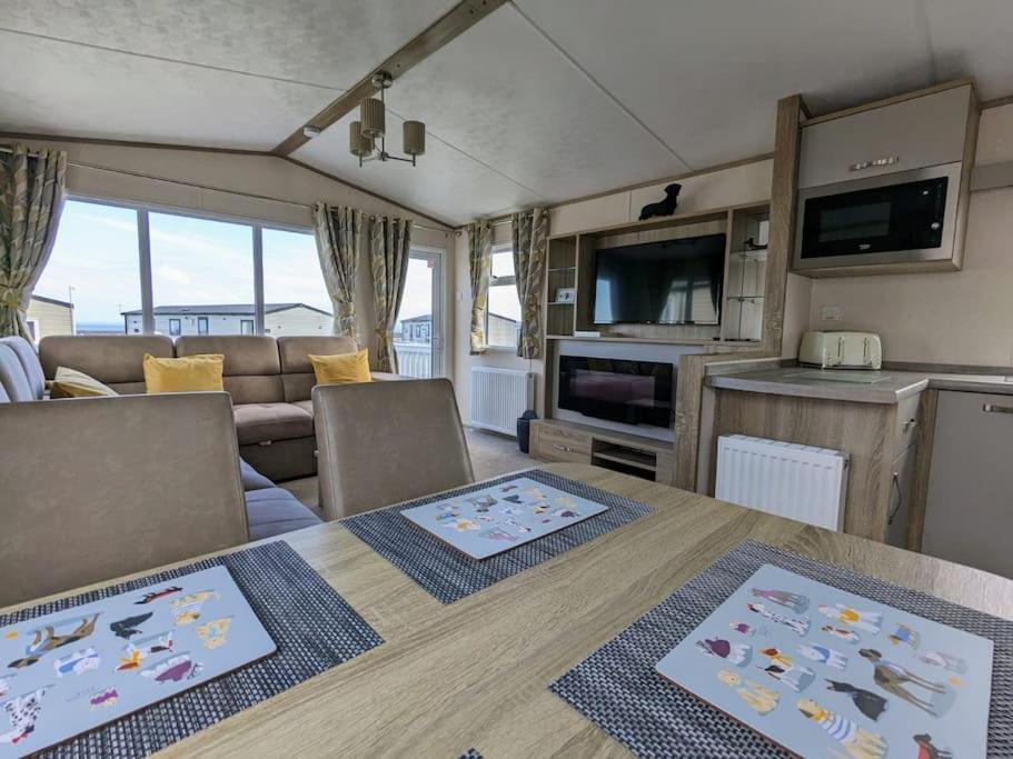 Beautiful Pet Friendly Southerness Caravan With Sea View & Decking Area Mainsriddle Kültér fotó