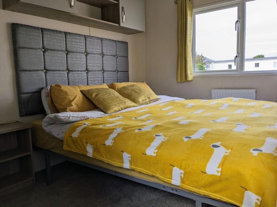 Beautiful Pet Friendly Southerness Caravan With Sea View & Decking Area Mainsriddle Kültér fotó