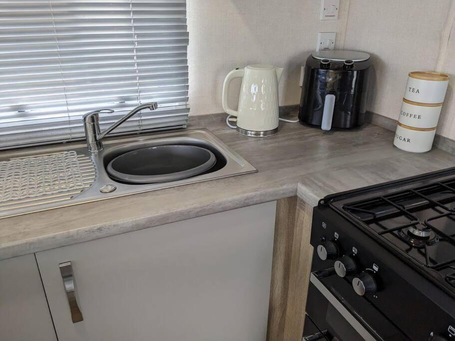 Beautiful Pet Friendly Southerness Caravan With Sea View & Decking Area Mainsriddle Kültér fotó