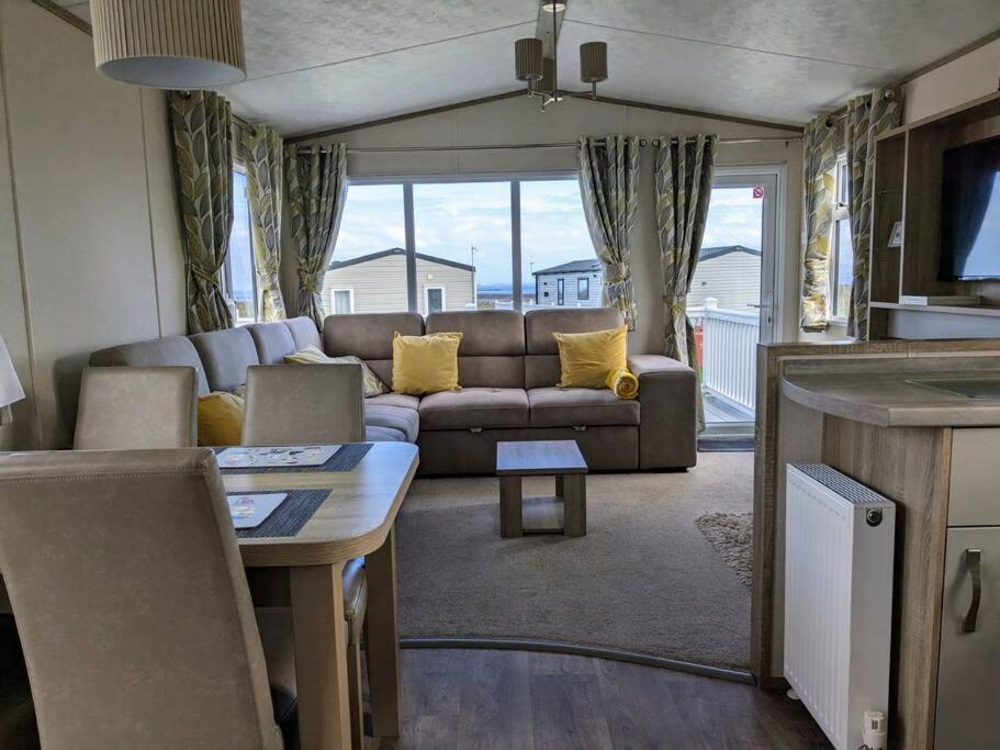 Beautiful Pet Friendly Southerness Caravan With Sea View & Decking Area Mainsriddle Kültér fotó