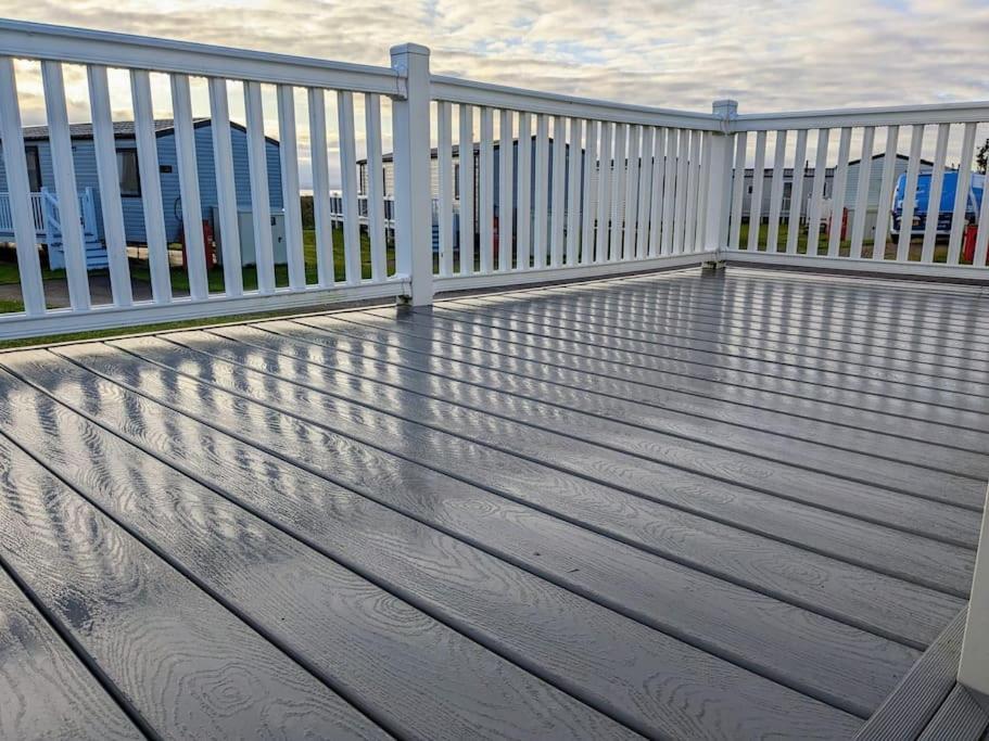 Beautiful Pet Friendly Southerness Caravan With Sea View & Decking Area Mainsriddle Kültér fotó